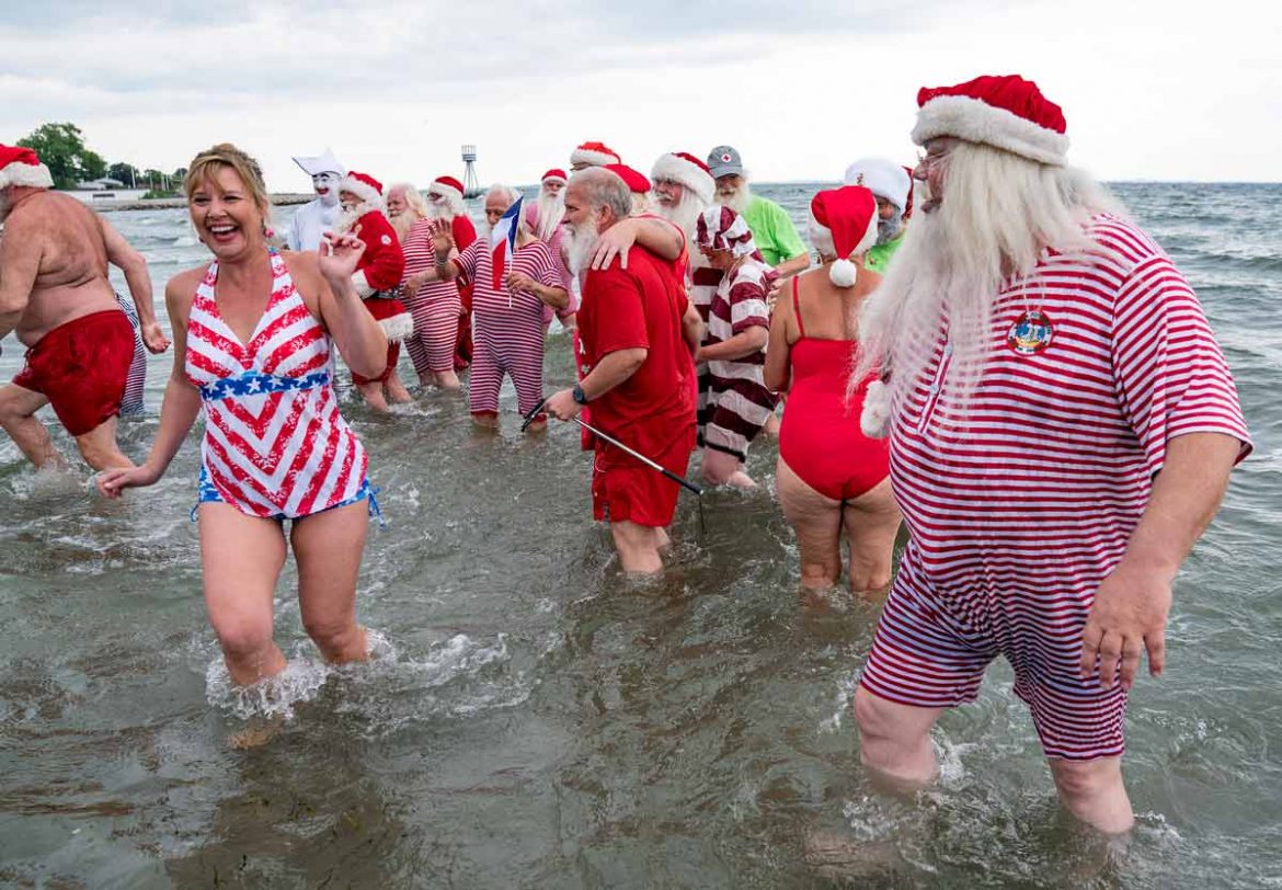 Weihnachtsmänner aus aller Welt treffen sich zum Weihnachtsmannkongress im Vergnügungspark Bakken.