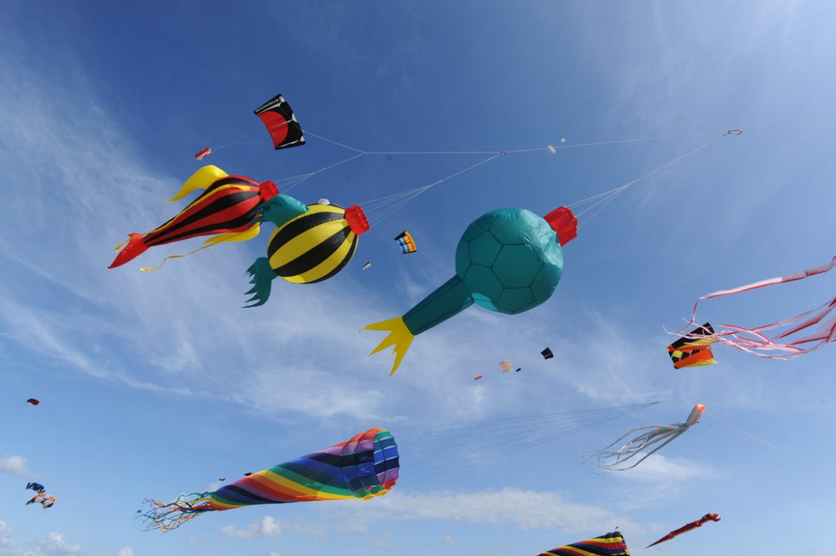 Tausende von Lenkdrachen am Himmel von Röm.