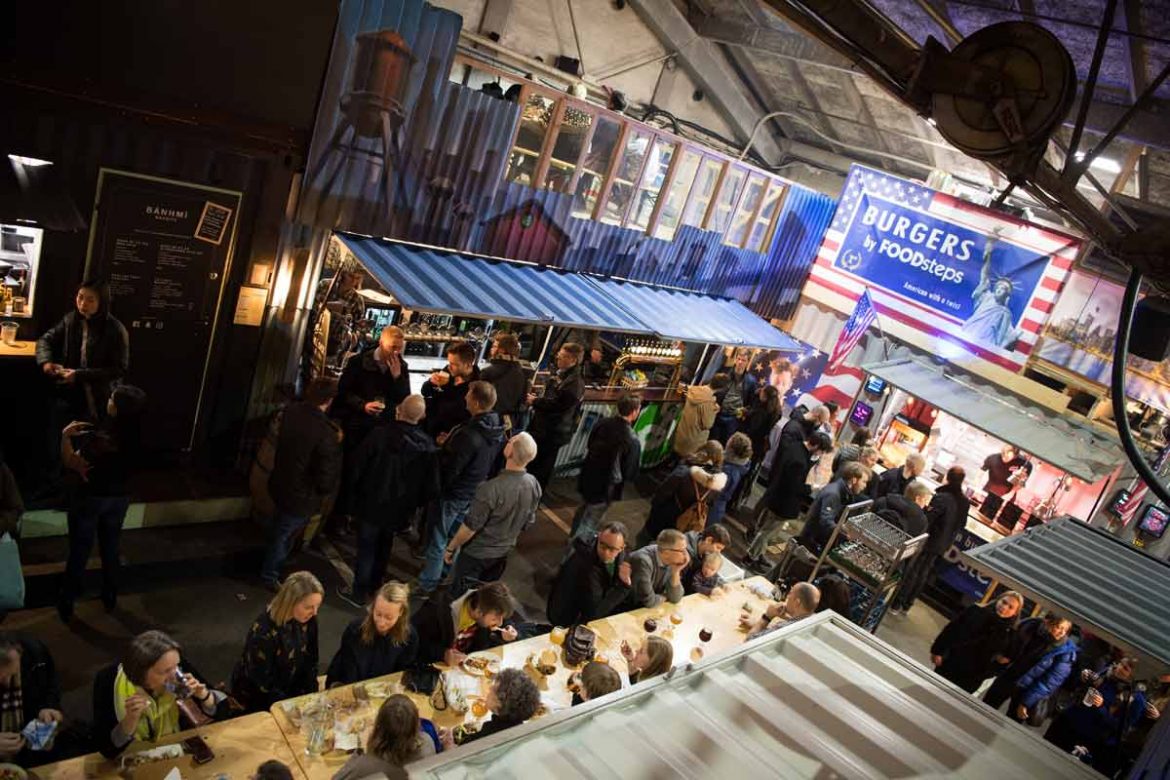 Der Streetfoodmarkt Aarhus Street Food befinden sich in einer alten Busgarage.