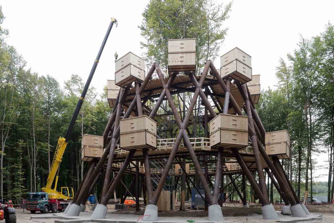 Der Aussichtsturm im Hochseilgarten im Camp Adventure auf der Insel Seeland in Dänemark wächst in die Höhe