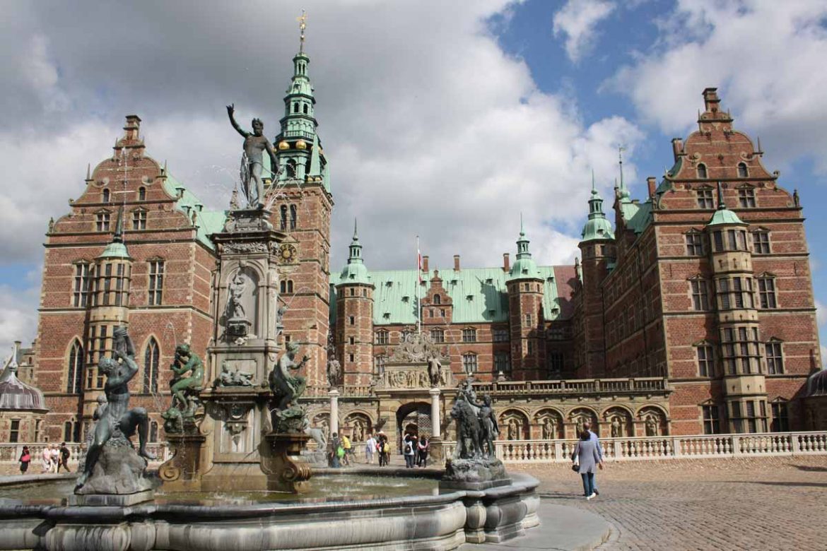 Das Schloss Frederiksborg in Hillerød kann einfach mit Bus und Bahn von Kopenhagen erreicht werden.
