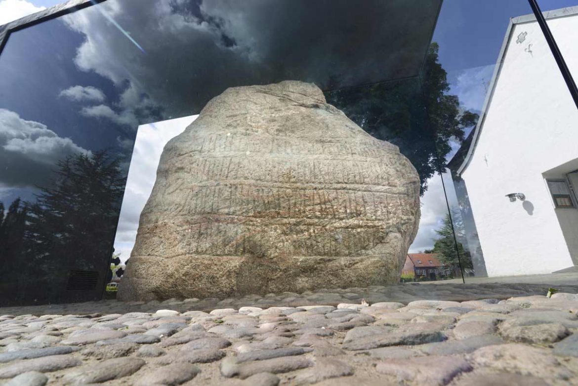 Von Vejle fährt ein kostenloser Bus auch nach Kongernes Jelling.