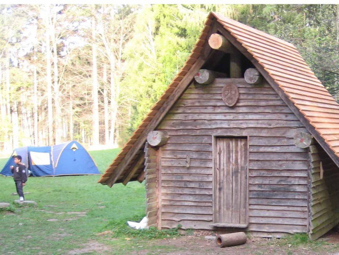 Outdoor Erlebnisse mit Übernachtungen in Sheltern oder im Zelt in Dänemark.