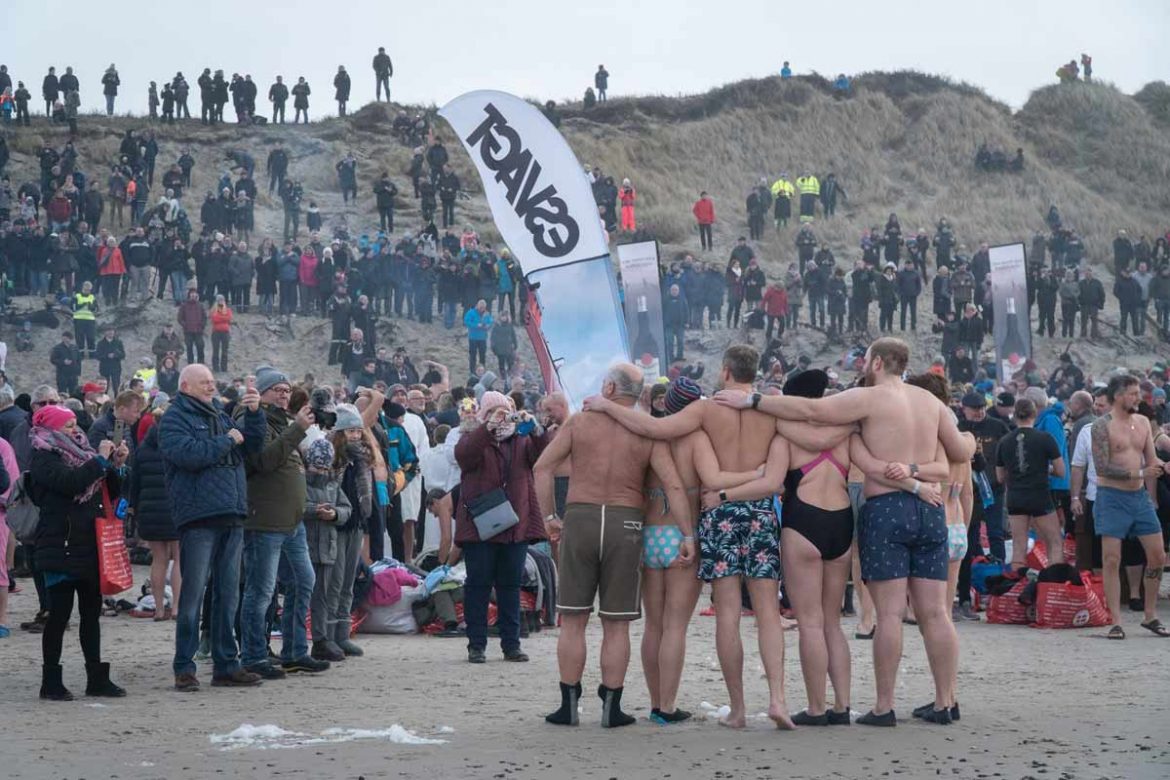Eisbader treffen sich zum jährlichen Festival der Winterbader in Søndervig an der Nordseeküste in Dänemark.